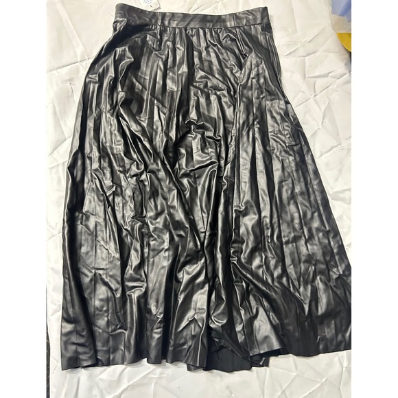 Tag Dresses & Skirts - Women's Black Pleated Faux Leather Midi Skirt Size S Elastic Waist New w/ Tag